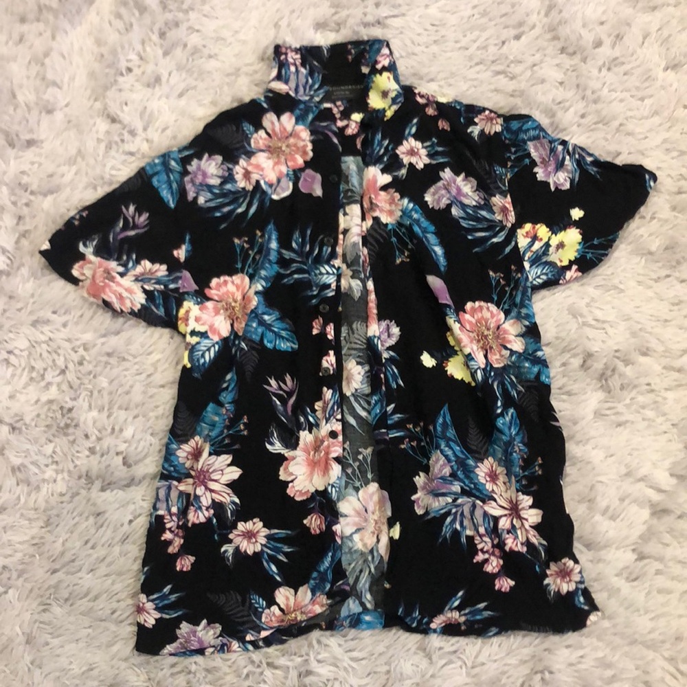 Mens Hawaiian button down shirt. Size is small.